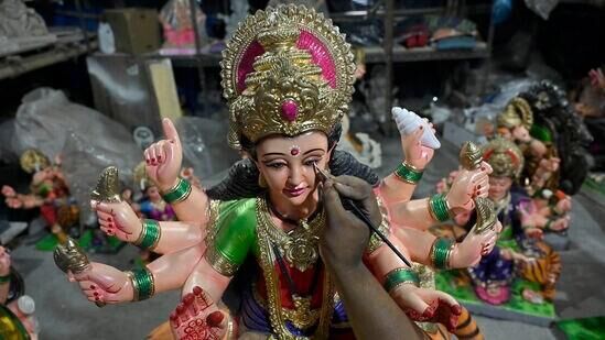ನವರಾತ್ರಿಯಲ್ಲಿ ದೇವಿ ಪೂಜೆಗೇಕೆ ಮಹತ್ವ, ಆಶ್ವಯುಜ ಮಾಸದ ವೈಶಿಷ್ಟ್ಯ ನವರಾತ್ರಿಯಲ್ಲಿ ದೇವಿ ಪೂಜೆಗೇಕೆ ಮಹತ್ವ, ಆಶ್ವಯುಜ ಮಾಸದ ವೈಶಿಷ್ಟ್ಯ