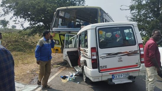 ಗದಗ ಜಿಲ್ಲೆ ನರೇಗಲ್ ಬಳಿ ಸಂಭವಿಸಿದ ಅಪಘಾತದಲ್ಲಿ ಆರು ಮಂದಿ ಮೃತಪಟ್ಟಿದ್ದಾರೆ. ಗದಗ ಜಿಲ್ಲೆ ನರೇಗಲ್ ಬಳಿ ಸಂಭವಿಸಿದ ಅಪಘಾತದಲ್ಲಿ ಆರು ಮಂದಿ ಮೃತಪಟ್ಟಿದ್ದಾರೆ.