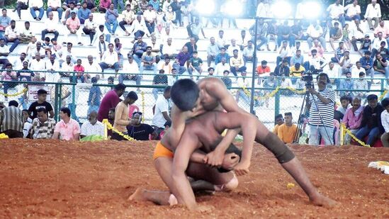 ಮೈಸೂರಿನ ದೇವರಾಜ ಅರಸ್‌ ವಿವಿದೋದ್ದೇಶ ಕುಸ್ತಿ ಮೈದಾನದಲ್ಲಿ ಈ ಬಾರಿ ದಸರಾ ಕುಸ್ತಿ ಪಂದ್ಯಾವಳಿಯಲ್ಲಿ ಸೆಣೆಸುತ್ತಿರುವ ಕುಸ್ತಿ ಪೈಲ್ವಾನರು.