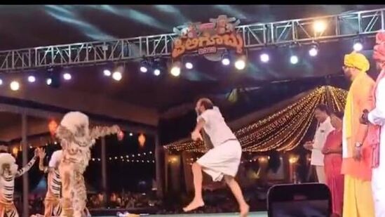 ಗರುಡ ಗಮನ ವೃಷಭ ವಾಹನ, ಒಂದು ಮೊಟ್ಟೆಯ ಕಥೆ, ಟೋಬಿ ಸೇರಿದಂತೆ ಹಲವು ಸಿನಿಮಾಗಳಲ್ಲಿ ನಟಿಸಿ ಜನ ಮೆಚ್ಚುಗೆ ಪಡೆದ ನಟ, ನಿರ್ದೇಶಕ ರಾಜ್ ಬಿ ಶೆಟ್ಟಿ ಈ ಕಾರ್ಯಕ್ರಮದಲ್ಲಿ ಭಾಗವಹಿಸಿದ್ದರು. ಗರುಡ ಗಮನ ವೃಷಭ ವಾಹನ, ಒಂದು ಮೊಟ್ಟೆಯ ಕಥೆ, ಟೋಬಿ ಸೇರಿದಂತೆ ಹಲವು ಸಿನಿಮಾಗಳಲ್ಲಿ ನಟಿಸಿ ಜನ ಮೆಚ್ಚುಗೆ ಪಡೆದ ನಟ, ನಿರ್ದೇಶಕ ರಾಜ್ ಬಿ ಶೆಟ್ಟಿ ಈ ಕಾರ್ಯಕ್ರಮದಲ್ಲಿ ಭಾಗವಹಿಸಿದ್ದರು.