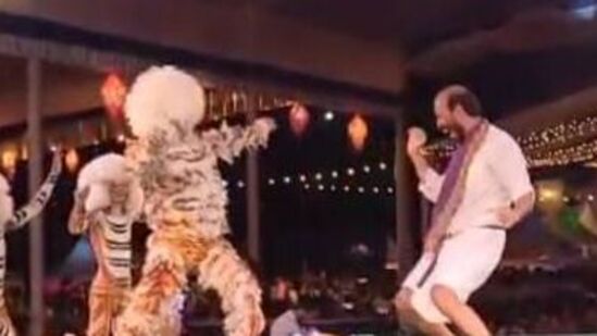 ರಾಜ್ ಬಿ ಶೆಟ್ಟಿಯವರು ಈ ಕಾರ್ಯಕ್ರಮದಲ್ಲಿ ಹುಲಿ ವೇಷಧಾರಿಯೊಬ್ಬರ ಜತೆಗೆ ಅದ್ಭುತವಾಗಿ ಹೆಜ್ಜೆ ಹಾಕಿದ್ದಾರೆ. ರಾಜ್ ಬಿ ಶೆಟ್ಟಿಯವರು ಈ ಕಾರ್ಯಕ್ರಮದಲ್ಲಿ ಹುಲಿ ವೇಷಧಾರಿಯೊಬ್ಬರ ಜತೆಗೆ ಅದ್ಭುತವಾಗಿ ಹೆಜ್ಜೆ ಹಾಕಿದ್ದಾರೆ. 