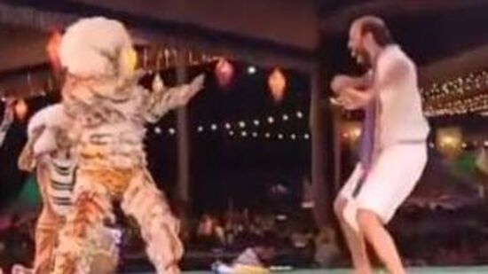 ರಾಜ್ ಬಿ ಶೆಟ್ಟಿ ಡ್ಯಾನ್ಸ್ಗೆ ಹುಲಿಗೂ ಅಚ್ಚರಿ, ಎಂಥ ಸ್ಟೆಪ್ ಮಾರ್ರೆ ಎಂದು ಪ್ರೇಕ್ಷಕರು ಮಾತನಾಡಿಕೊಳ್ಳುತ್ತಿದ್ದರು. ರಾಜ್ ಬಿ ಶೆಟ್ಟಿ ಡ್ಯಾನ್ಸ್ಗೆ ಹುಲಿಗೂ ಅಚ್ಚರಿ, ಎಂಥ ಸ್ಟೆಪ್ ಮಾರ್ರೆ ಎಂದು ಪ್ರೇಕ್ಷಕರು ಮಾತನಾಡಿಕೊಳ್ಳುತ್ತಿದ್ದರು. 