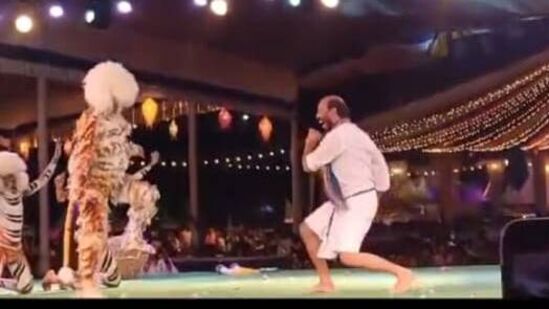 ನಿನ್ನೆ (ಭಾನುವಾರ) ದಕ್ಷಿಣ ಕನ್ನಡ ಜಿಲ್ಲೆಯ ಪುತ್ತೂರಿನಲ್ಲಿ ವಿಜಯ್ ಸಾಮ್ರಾಟ್ ಆಶ್ರಯದಲ್ಲಿ "ಪುತ್ತೂರ್ದ ಪಿಲಿಗೊಬ್ಬು-2023ʼ ನಡೆಯಿತು. ಪುತ್ತೂರು ಮಹತೋಭಾರ ಶ್ರೀ ಮಹಾಲಿಂಗೇಶ್ವರ ದೇವಾಲಯದ ದೇವರಮಾರು ಗದ್ದೆಯಲ್ಲಿ ಈ ಕಾರ್ಯಕ್ರಮ ನಡೆಯಿತು. (Photo: Video Screenshot) ನಿನ್ನೆ (ಭಾನುವಾರ) ದಕ್ಷಿಣ ಕನ್ನಡ ಜಿಲ್ಲೆಯ ಪುತ್ತೂರಿನಲ್ಲಿ ವಿಜಯ್ ಸಾಮ್ರಾಟ್ ಆಶ್ರಯದಲ್ಲಿ "ಪುತ್ತೂರ್ದ ಪಿಲಿಗೊಬ್ಬು-2023ʼ ನಡೆಯಿತು. ಪುತ್ತೂರು ಮಹತೋಭಾರ ಶ್ರೀ ಮಹಾಲಿಂಗೇಶ್ವರ ದೇವಾಲಯದ ದೇವರಮಾರು ಗದ್ದೆಯಲ್ಲಿ ಈ ಕಾರ್ಯಕ್ರಮ ನಡೆಯಿತು. (Photo: Video Screenshot)