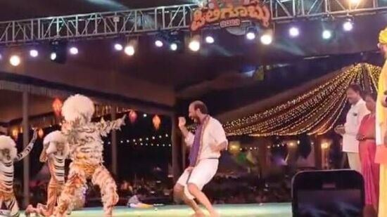 ನವರಾತ್ರಿ ಸಮಯದಲ್ಲಿ ಕರಾವಳಿ ಮಾತ್ರವಲ್ಲದೆ ಕರ್ನಾಟಕದ್ಯಂತ ನವರಾತ್ರಿ ಹುಲಿಕುಣಿತ, ನವರಾತ್ರಿ ಕಾರ್ಯಕ್ರಮಗಳು ವೈಭವದಿಂದ ನಡೆಯುತ್ತಿವೆ. ನವರಾತ್ರಿ ಸಮಯದಲ್ಲಿ ಕರಾವಳಿ ಮಾತ್ರವಲ್ಲದೆ ಕರ್ನಾಟಕದ್ಯಂತ ನವರಾತ್ರಿ ಹುಲಿಕುಣಿತ, ನವರಾತ್ರಿ ಕಾರ್ಯಕ್ರಮಗಳು ವೈಭವದಿಂದ ನಡೆಯುತ್ತಿವೆ. 