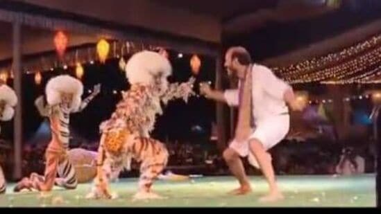 ರಾಜ್ ಬಿ ಶೆಟ್ಟಿ ಅವರು ಅದ್ಭುತವಾಗಿ ಹುಲಿ ಕುಣಿತ ಮಾಡುತ್ತಾರೆ. ಈಗಾಗಲೇ ಹಲವು ವೇದಿಕೆಗಳಲ್ಲಿ ಟೈಗರ್ ಡ್ಯಾನ್ಸ್ ಮಾಡಿದ್ದಾರೆ. ರಾಜ್ ಬಿ ಶೆಟ್ಟಿ ಅವರು ಅದ್ಭುತವಾಗಿ ಹುಲಿ ಕುಣಿತ ಮಾಡುತ್ತಾರೆ. ಈಗಾಗಲೇ ಹಲವು ವೇದಿಕೆಗಳಲ್ಲಿ ಟೈಗರ್ ಡ್ಯಾನ್ಸ್ ಮಾಡಿದ್ದಾರೆ. 