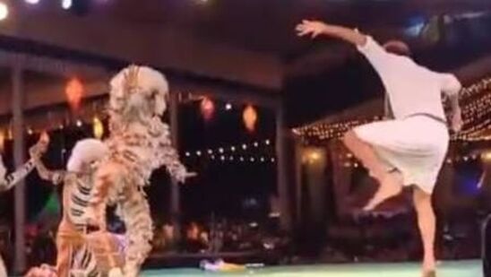 ಕೆಲವು ನಿಮಿಷಗಳ ಕಾಲ ಟೈಗರ್ ಡ್ಯಾನ್ಸ್ ಮಾಡಿದ ರಾಜ್ ಬಿ ಶೆಟ್ಟಿಯವರಿಗೆ ಪ್ರೇಕ್ಷಕರಿಂದ ಚಪ್ಪಾಳೆಯ ಸುರಿಮಳೆಯೇ ಸುರಿಯಿತು. ಗರುಡ ಗಮನ ವೃಷಭ ವಾಹನದಲ್ಲಿ ರಾಜ್ ಬಿ ಶೆಟ್ಟಿಯವರು ಇದೇ ರೀತಿ ಶಿವನಾಗಿ ಕುಣಿದಿದ್ದರು ಎಂದು ಪ್ರೇಕ್ಷಕರು ಮಾತನಾಡಿಕೊಳ್ಳುತ್ತಿದ್ದರು. ಕೆಲವು ನಿಮಿಷಗಳ ಕಾಲ ಟೈಗರ್ ಡ್ಯಾನ್ಸ್ ಮಾಡಿದ ರಾಜ್ ಬಿ ಶೆಟ್ಟಿಯವರಿಗೆ ಪ್ರೇಕ್ಷಕರಿಂದ ಚಪ್ಪಾಳೆಯ ಸುರಿಮಳೆಯೇ ಸುರಿಯಿತು. ಗರುಡ ಗಮನ ವೃಷಭ ವಾಹನದಲ್ಲಿ ರಾಜ್ ಬಿ ಶೆಟ್ಟಿಯವರು ಇದೇ ರೀತಿ ಶಿವನಾಗಿ ಕುಣಿದಿದ್ದರು ಎಂದು ಪ್ರೇಕ್ಷಕರು ಮಾತನಾಡಿಕೊಳ್ಳುತ್ತಿದ್ದರು.