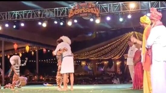 ಡ್ಯಾನ್ಸ್ ಬಳಿಕ ಹುಲಿ ಕುಣಿತ ವೇಷಧಾರಿಗೆ ಆತ್ಮೀಯ ಅಪ್ಪುಗೆ ನೀಡಿದ ರಾಜ್ ಬಿ ಶೆಟ್ಟಿ. ಡ್ಯಾನ್ಸ್ ಬಳಿಕ ಹುಲಿ ಕುಣಿತ ವೇಷಧಾರಿಗೆ ಆತ್ಮೀಯ ಅಪ್ಪುಗೆ ನೀಡಿದ ರಾಜ್ ಬಿ ಶೆಟ್ಟಿ.