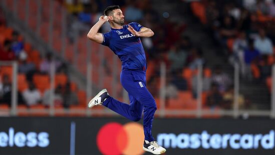 Mark Wood: ಇಂಗ್ಲೆಂಡ್​​ ತಂಡದ ಬ್ಯಾಟರ್​​​ಗಳ ಜೊತೆಗೆ ಸ್ಟಾರ್ ಬ್ಯಾಟರ್​ ಮಾರ್ಕ್​ ವುಡ್ ಕೂಡ ಅಟ್ಟರ್​ ಫ್ಲಾಪ್ ಪ್ರದರ್ಶನ ನೀಡಿದ್ದಾರೆ. 6 ಪಂದ್ಯಗಳಲ್ಲಿ ಕೇವಲ 4 ವಿಕೆಟ್ ಪಡೆಯಲಷ್ಟೇ ಶಕ್ತರಾಗಿದ್ದಾರೆ.