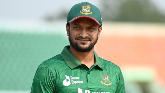 Shakib Al Hasan: ಬಾಂಗ್ಲಾದೇಶ ತಂಡದ ನಾಯಕ ಶಕೀಬ್​ ಅಲ್ ಹಸನ್ ಅವರು ವಿಶ್ವಕಪ್​​ನಲ್ಲಿ ಫ್ಲಾಪ್ ಶೋ ನೀಡಿದ್ದಾರೆ. 5 ಪಂದ್ಯಗಳನ್ನಾಡಿ ಕೇವಲ 61 ರನ್​ ಗಳಿಸಿದ್ದಾರೆ. ಮತ್ತೊಂದೆಡೆ ಬೌಲಿಂಗ್​ನಲ್ಲೂ ವಿಕೆಟ್ ಪಡೆಯುವಲ್ಲಿ ವಿಫಲರಾಗಿದ್ದಾರೆ. 7 ವಿಕೆಟ್ ಮಾತ್ರ ಪಡೆದಿದ್ದಾರೆ.