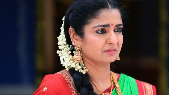 Bagyalaxmi Serial Sushma Rao: ಭಾಗ್ಯಲಕ್ಷ್ಮಿ ಸೀರಿಯಲ್‌ನ ಸುಷ್ಮಾ ರಾವ್‌ ಕೂಡ ಕೆಲವು ವರ್ಷಗಳ ಹಿಂದೆ ತನ್ನ ಪತಿ ಪ್ರೀತಂ ಗುಬ್ಬಿ ಅವರಿಗೆ ವಿವಾಹ ವಿಚ್ಛೇದನ ನೀಡಿದ್ದರು. ಭಾಗೀರಥಿ, ಯಾವ ಜನ್ಮದ ಮೈಥ್ರಿ, ಸೊಸೆ ತಂದ ಭಾಗ್ಯ ಸೇರಿದಂತೆ ಹಲವು ಧಾರವಾಹಿಗಳಲ್ಲಿ ಇವರು ನಟಿಸಿದ್ದಾರೆ.