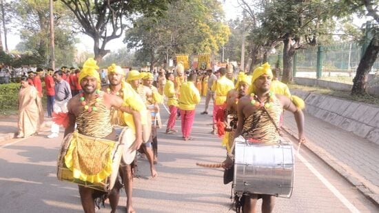 ಮಂಡ್ಯದಲ್ಲಿ ಹಮ್ಮಿಕೊಳ್ಳಲಾಗಿದ್ದ ಕನ್ನಡ ರಾಜ್ಯೋತ್ಸವದ ಮೆರವಣಿಗೆಯಲ್ಲಿ ಡೊಳ್ಳು ತಂಡಗಳು ಮೆರಗು ತಂದವು