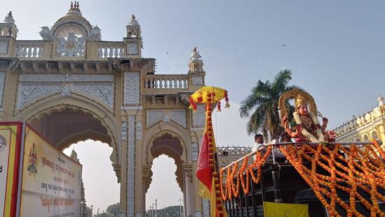 ಮೈಸೂರಿನಲ್ಲಿ ಆಯೋಜಿಸಲಾಗಿದ್ದ ರಾಜ್ಯೋತ್ಸವದಲ್ಲಿ ಮೈಸೂರು ಅರಮನೆ ಆವರಣದಿಂದ ಭುವನೇಶ್ವರಿ ಮೆರವಣಿಗೆ ನಡೆಯಿತು.&nbsp;