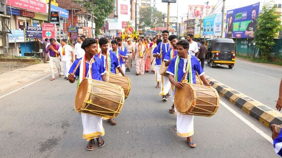 ಉಡುಪಿಯಲ್ಲಿ ಜಿಲ್ಲಾಡಳಿತ ಹಮ್ಮಿಕೊಂಡಿದ್ದ ಕನ್ನಡ ರಾಜ್ಯೋತ್ಸವದ ಮೆರವಣಿಗೆಯಲ್ಲಿ ಸಚಿವೆ ಲಕ್ಷ್ಮಿ ಹೆಬ್ಬಾಳರ್‌ ಕಲಾ ತಂಡಗಳೊಂದಿಗೆ ಹೆಜ್ಜೆ ಹಾಕಿದರು