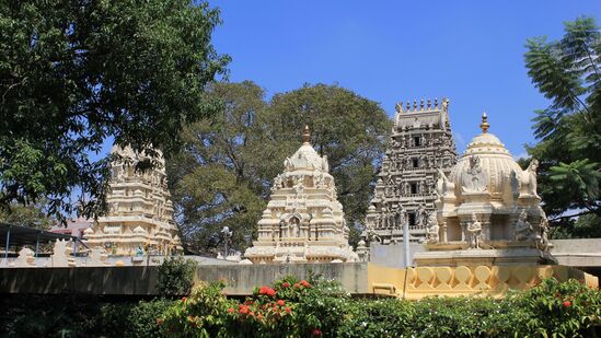 ಕೋಟೆ ವೆಂಕಟರಮಣ ದೇಗುಲಬಸವನಗುಡಿಯ ಕೆಆರ್‌ ರಸ್ತೆಯಲ್ಲಿದೆ ವೆಂಕಟೇಶ್ವರ ದೇವಾಲಯ. 1689ರಲ್ಲಿ ಈ ದೇವಾಲಯವನ್ನು ಕಟ್ಟಿಸಲಾಯಿತು. ಇದು ಬೆಂಗಳೂರಿನ ಅತ್ಯಂತ ಹಳೆಯ ಹಾಗೂ ಪ್ರಸಿದ್ಧ ದೇವಾಲಯ. ಈ ದೇವಾಲಯವನ್ನು ದ್ರಾವಿಡ ಹಾಗೂ ವಿಜಯನಗರ ವಾಸ್ತುಶೈಲಿಯಲ್ಲಿ ಕಟ್ಟಿಸಲಾಗಿದೆ.