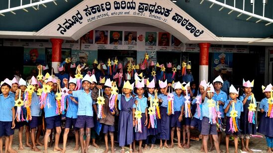 ಬೆಂಗಳೂರು ಹೆಬ್ಬಾಳ ಸಮೀಪದ ನಾಗನಹಳ್ಳಿ ಸರ್ಕಾರಿ ಹಿರಿಯ ಪ್ರಾಥಮಿಕ ಪಾಠಶಾಲೆಯಲ್ಲಿ ಶುಕ್ರವಾರ ಶಾಲಾ ಮಕ್ಕಳು ಗೂಡು ದೀಪ ತಯಾರಿಸಿ ದೀಪಾವಳಿ ಕಲಾ ಸಂಭ್ರಮ ಆಚರಿಸಿದರು. ಬೆಂಗಳೂರಿನ ಪ್ರಜ್ಞಾ ಮ್ಯಾಥಮ್ಯಾಟಿಕ್ಸ್ನ ಎಂ ಮಹೇಶ್ ಅವರು ಕಾರ್ಯಕ್ರಮವನ್ನು ಪ್ರಾಯೋಜಿಸಿದ್ದರು. ಕಾಗದ ಕತ್ತರಿ ಕಲೆ ಕಲಾವಿದ ಎಸ್ಎಫ್ ಹುಸೇನಿ ಅವರು ಮಕ್ಕಳಿಗೆ ಗೂಡುದೀಪ ಮಾಡುವುದನ್ನು ಹೇಳಿಕೊಟ್ಟರು. <p>ಬೆಂಗಳೂರು ಹೆಬ್ಬಾಳ ಸಮೀಪದ ನಾಗನಹಳ್ಳಿ ಸರ್ಕಾರಿ ಹಿರಿಯ ಪ್ರಾಥಮಿಕ ಪಾಠಶಾಲೆಯಲ್ಲಿ ಶುಕ್ರವಾರ ಶಾಲಾ ಮಕ್ಕಳು ಗೂಡು ದೀಪ ತಯಾರಿಸಿ ದೀಪಾವಳಿ ಕಲಾ ಸಂಭ್ರಮ ಆಚರಿಸಿದರು. ಬೆಂಗಳೂರಿನ ಪ್ರಜ್ಞಾ ಮ್ಯಾಥಮ್ಯಾಟಿಕ್ಸ್ನ ಎಂ ಮಹೇಶ್ ಅವರು ಕಾರ್ಯಕ್ರಮವನ್ನು ಪ್ರಾಯೋಜಿಸಿದ್ದರು. ಕಾಗದ ಕತ್ತರಿ ಕಲೆ ಕಲಾವಿದ ಎಸ್ಎಫ್ ಹುಸೇನಿ ಅವರು ಮಕ್ಕಳಿಗೆ ಗೂಡುದೀಪ ಮಾಡುವುದನ್ನು ಹೇಳಿಕೊಟ್ಟರು. </p>