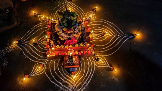 ತುಳಸಿ ಕಟ್ಟೆ ಸುತ್ತಲೂ ಹೀಗೆ ರಂಗೋಲಿ ಬಿಡಿಸಬಹುದು..&nbsp;