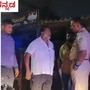 ದಾವಣಗೆರೆ ಅರಳಿ ಮರ ವೃತ್ತದಲ್ಲಿ ರಾತ್ರಿ ಅಂಗಡಿ ಮುಚ್ಚಿಸಲು ಬಂದ ಪೊಲೀಸರ ಜತೆಗೆ ವಾಗ್ವಾದ ನಡೆಸಿದ ಅಯುಬ್ ಪೈಲ್ವಾನ್ ಕುಟುಂಬ. ದಾವಣಗೆರೆ ಅರಳಿ ಮರ ವೃತ್ತದಲ್ಲಿ ರಾತ್ರಿ ಅಂಗಡಿ ಮುಚ್ಚಿಸಲು ಬಂದ ಪೊಲೀಸರ ಜತೆಗೆ ವಾಗ್ವಾದ ನಡೆಸಿದ ಅಯುಬ್ ಪೈಲ್ವಾನ್ ಕುಟುಂಬ.