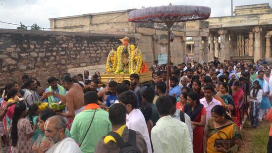 ಮೇಲುಕೋಟೆ ಶ್ರೀಚೆಲುವನಾರಾಯಣಸ್ವಾಮಿಯವರ ಕಾರ್ತೀಕಮಾಸದ ತೊಟ್ಟಿಲಮಡು ಜಾತ್ರಾಮಹೋತ್ಸವವೆಂದೇ ಪ್ರಖ್ಯಾತವಾದ ಅಷ್ಠತೀರ್ಥೋತ್ಸವ ಬುಧವಾರ ವೈಭವದಿಂದ ನೆರವೇರಿತು.