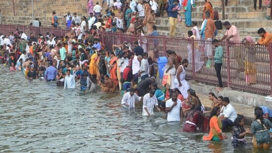 ಮೇಲುಕೋಟೆಯಲ್ಲಿರುವ ಹಲವಾರು ಗಿರಿಶಿಖರಗಳ ದಾರಿಯನ್ನು ಕ್ರಮಿಸಿ ಅಷ್ಠತೀರ್ಥಗಳಲ್ಲಿ ಪವಿತ್ರಸ್ನಾನ ಮಾಡಿದ ಭಕ್ತ ಸಮೂಹ.