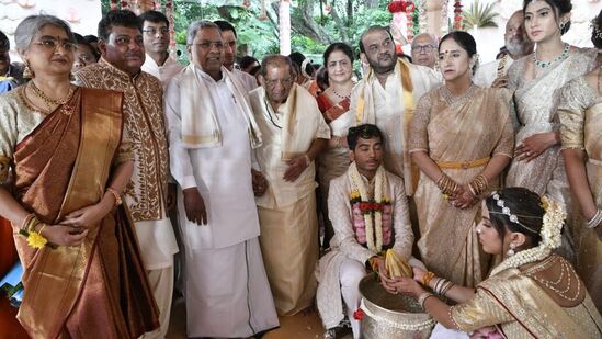 ಬೆಂಗಳೂರಿನಲ್ಲಿ ಗುರುವಾರ ನಡೆದ ಸಚಿವ ಎಂ.ಬಿ.ಪಾಟೀಲ್ ಪುತ್ರ ಬಸನ್ ಹಾಗೂ ಶಾಮನೂರು ಶಿವಶಂಕರಪ್ಪ ಮೊಮ್ಮಗಳು ಅಖಿಲಾ ಅವರ ವಿವಾಹದಲ್ಲಿ ಸಿಎಂ ಸಿದ್ದರಾಮಯ್ಯ ಭಾಗಿಯಾಗಿದ್ದರು. <p>ಬೆಂಗಳೂರಿನಲ್ಲಿ ಗುರುವಾರ ನಡೆದ ಸಚಿವ ಎಂ.ಬಿ.ಪಾಟೀಲ್ ಪುತ್ರ ಬಸನ್ ಹಾಗೂ ಶಾಮನೂರು ಶಿವಶಂಕರಪ್ಪ ಮೊಮ್ಮಗಳು ಅಖಿಲಾ ಅವರ ವಿವಾಹದಲ್ಲಿ ಸಿಎಂ ಸಿದ್ದರಾಮಯ್ಯ ಭಾಗಿಯಾಗಿದ್ದರು.</p>