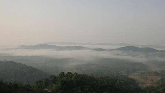 ಕೂರ್ಗ್‌, ಮಡಿಕೇರಿ: ಕರ್ನಾಟಕದ ಕಾಶ್ಮೀರ ಎಂದೇ ಕರೆಸಿಕೊಳ್ಳುವ ಮಡಿಕೇರಿ, ಕೊಡಗು ಪ್ರಕೃತಿ ಸೌಂದರ್ಯದ ತವರು. ಹಸಿರ ಬೆಟ್ಟ, ಗುಡ್ಡಗಳ ನಡುವೆ ಕಾಫಿ ಸುವಾಸನೆಯು ಕೂರ್ಗ್‌ನ ಅಂದವನ್ನು ಇನ್ನಷ್ಟು ಹೆಚ್ಚಿಸಿದೆ. ಚಳಿಗಾಲದಲ್ಲಿ ಇಲ್ಲಿನ ವಾತಾವರಣವನ್ನು ನೋಡಿಯೇ ಸವಿಯಬೇಕು. ಕೊಡಗಿಗೆ ಪ್ರವಾಸ ಆಯೋಜಿಸಿದರೆ ಅಬ್ಬಿ ಫಾಲ್ಸ್‌, ಮಡಿಕೇರಿ ಕೋಟೆ, ರಾಜಾಸೀಟ್‌, ಇರ್ಪು ಫಾಲ್ಸ್‌ ಮುಂತಾದವುಗಳನ್ನು ನೋಡಿ ಬರಬಹುದು.&nbsp;