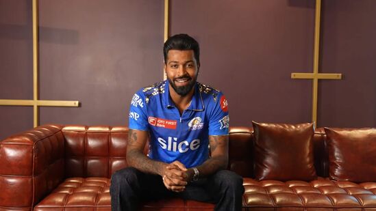 ಈ ಬಾರಿ, ಅಂದರೆ 2024ರ ಐಪಿಎಲ್ಗೂ ಮುನ್ನ ಹಾರ್ದಿಕ್ ಮತ್ತೆ ಮುಂಬೈ ತಂಡಕ್ಕೆ ಮರಳಿದ್ದಾರೆ. ಈ ಬಾರಿ ಅವರು 15 ಕೋಟಿ ರೂಪಾಯಿಗಳಿಗೆ ಗುಜರಾತ್ ಟೈಟಾನ್ಸ್ನಿಂದ ಮುಂಬೈ ಇಂಡಿಯನ್ಸ್ ಶಿಬಿರಕ್ಕೆ ಟ್ರೇಡ್ ಆಗಿದ್ದಾರೆ. <p>ಈ ಬಾರಿ, ಅಂದರೆ 2024ರ ಐಪಿಎಲ್ಗೂ ಮುನ್ನ ಹಾರ್ದಿಕ್ ಮತ್ತೆ ಮುಂಬೈ ತಂಡಕ್ಕೆ ಮರಳಿದ್ದಾರೆ. ಈ ಬಾರಿ ಅವರು 15 ಕೋಟಿ ರೂಪಾಯಿಗಳಿಗೆ ಗುಜರಾತ್ ಟೈಟಾನ್ಸ್ನಿಂದ ಮುಂಬೈ ಇಂಡಿಯನ್ಸ್ ಶಿಬಿರಕ್ಕೆ ಟ್ರೇಡ್ ಆಗಿದ್ದಾರೆ.</p>
