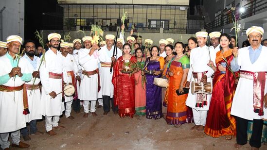 ಮೈಸೂರಿನ ರೈಲ್ವೆ ಬಡಾವಣೆಯಲ್ಲಿರುವ ಕೊಡಗು ಗೌಡ ಸಮಾಜದಲ್ಲಿ ಹುತ್ತರಿ ಹಬ್ಬವನ್ನು ಹೊಸ ಧಾನ್ಯವನ್ನು ಮನೆ ತುಂಬಿಸಿಕೊಳ್ಳುವ ಸಂಪ್ರದಾಯದಂತೆ ಕದಿರು ತಂದು ಪೂಜಿಸುವ ಮೂಲಕ ಆಚರಿಸಲಾಯಿತು