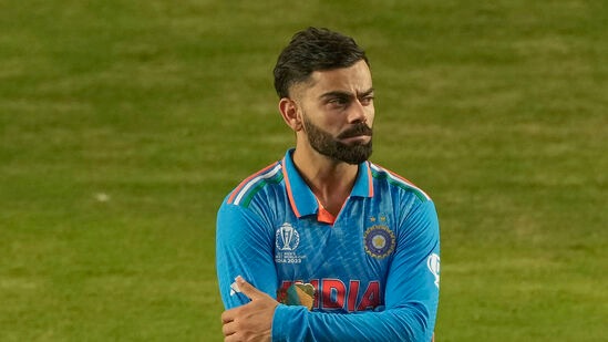 ಕೊಹ್ಲಿ ವಿಶ್ವಕಪ್ನಲ್ಲಿ ಆಡಿದ 11 ಪಂದ್ಯಗಳಲ್ಲಿ 765 ರನ್ ಗಳಿಸಿದ್ದರು. ಸದ್ಯ ವೈಟ್ ಬಾಲ್ ಕ್ರಿಕೆಟ್ನಿಂದ ವಿರಾಟ್ 'ಬ್ರೇಕ್' ತೆಗೆದುಕೊಳ್ಳುತ್ತಿರುವುದು ಗೊತ್ತೇ ಇದೆ. ಆದರೆ, ವಿರಾಟ್ ಡಿಸೆಂಬರ್ 26ರಿಂದ ಸೆಂಚುರಿಯನ್ ನಲ್ಲಿ ಆರಂಭವಾಗಲಿರುವ ಟೆಸ್ಟ್ ಸರಣಿಯಲ್ಲಿ ಆಡಲಿದ್ದಾರೆ. ವೈಟ್-ಬಾಲ್ ಕ್ರಿಕೆಟ್ನಿಂದ ವಿರಾಮ ಕೋರಿ ವಿರಾಟ್ ಸ್ವತಃ ಬಿಸಿಸಿಐ ಅನ್ನು ಸಂಪರ್ಕಿಸಿದ್ದಾರೆ ಎಂದು ಇಂಡಿಯನ್ ಎಕ್ಸ್ಪ್ರೆಸ್ ವರದಿ ಹೇಳಿದೆ. <p>ಕೊಹ್ಲಿ ವಿಶ್ವಕಪ್ನಲ್ಲಿ ಆಡಿದ 11 ಪಂದ್ಯಗಳಲ್ಲಿ 765 ರನ್ ಗಳಿಸಿದ್ದರು. ಸದ್ಯ ವೈಟ್ ಬಾಲ್ ಕ್ರಿಕೆಟ್ನಿಂದ ವಿರಾಟ್ 'ಬ್ರೇಕ್' ತೆಗೆದುಕೊಳ್ಳುತ್ತಿರುವುದು ಗೊತ್ತೇ ಇದೆ. ಆದರೆ, ವಿರಾಟ್ ಡಿಸೆಂಬರ್ 26ರಿಂದ ಸೆಂಚುರಿಯನ್ ನಲ್ಲಿ ಆರಂಭವಾಗಲಿರುವ ಟೆಸ್ಟ್ ಸರಣಿಯಲ್ಲಿ ಆಡಲಿದ್ದಾರೆ. ವೈಟ್-ಬಾಲ್ ಕ್ರಿಕೆಟ್ನಿಂದ ವಿರಾಮ ಕೋರಿ ವಿರಾಟ್ ಸ್ವತಃ ಬಿಸಿಸಿಐ ಅನ್ನು ಸಂಪರ್ಕಿಸಿದ್ದಾರೆ ಎಂದು ಇಂಡಿಯನ್ ಎಕ್ಸ್ಪ್ರೆಸ್ ವರದಿ ಹೇಳಿದೆ.</p>