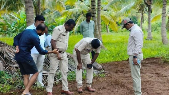 ಹುಲಿ ಸಂಚರಿಸಿರುವುದನ್ನು ಖಚಿತಪಡಿಸಿಕೊಳ್ಳಲು ಸ್ಥಳೀಯರ ಮಾಹಿತಿ ಆಧರಿಸಿ ಅರಣ್ಯ ಇಲಾಖೆ ಸಿಬ್ಬಂದಿ ಹೆಜ್ಜೆ ಗುರುತುಗಳನ್ನು ವೀಕ್ಷಿಸಿದರು.