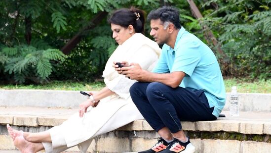 ಟೀಮ್ ಇಂಡಿಯಾ ಜೊತೆಗೆ ಸುದೀರ್ಘ ಅವಧಿಯಿಂದ ಕರ್ತವ್ಯದಲ್ಲಿದ್ದ ದ್ರಾವಿಡ್, ಇದೀಗ ಕುಟುಂಬದೊಂದಿಗೆ ಸಮಯ ಕಳೆಯುತ್ತಿದ್ದಾರೆ. ಈ ನಡುವೆ ತಮ್ಮ ಮಗ ಸಮಿತ್ ಆಟವನ್ನು ವೀಕ್ಷಿಸಲು ಮೈಸೂರಿಗೆ ಬಂದಿದ್ದಾರೆ. ಅವರೊಂದಿಗೆ ಪತ್ನಿ ಕೂಡಾ ಖಾಲಿ ನೆಲದ ಮೇಲೆ ಕುಳಿತು ಪಂದ್ಯ ವೀಕ್ಷಿಸಿದ್ದಾರೆ. ಈ ಚಿತ್ರ ಸಾಮಾಜಿಕ ಜಾಲತಾಣದಲ್ಲಿ ವೈರಲ್ ಆಗಿದೆ. <p>ಟೀಮ್ ಇಂಡಿಯಾ ಜೊತೆಗೆ ಸುದೀರ್ಘ ಅವಧಿಯಿಂದ ಕರ್ತವ್ಯದಲ್ಲಿದ್ದ ದ್ರಾವಿಡ್, ಇದೀಗ ಕುಟುಂಬದೊಂದಿಗೆ ಸಮಯ ಕಳೆಯುತ್ತಿದ್ದಾರೆ. ಈ ನಡುವೆ ತಮ್ಮ ಮಗ ಸಮಿತ್ ಆಟವನ್ನು ವೀಕ್ಷಿಸಲು ಮೈಸೂರಿಗೆ ಬಂದಿದ್ದಾರೆ. ಅವರೊಂದಿಗೆ ಪತ್ನಿ ಕೂಡಾ ಖಾಲಿ ನೆಲದ ಮೇಲೆ ಕುಳಿತು ಪಂದ್ಯ ವೀಕ್ಷಿಸಿದ್ದಾರೆ. ಈ ಚಿತ್ರ ಸಾಮಾಜಿಕ ಜಾಲತಾಣದಲ್ಲಿ ವೈರಲ್ ಆಗಿದೆ.</p>