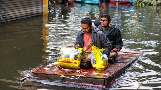 ಚೆನ್ನೈ ನಗರದಲ್ಲಿ ಭಾರಿ ಮಳೆಯಿಂದಾಗಿ ಕೆಲವು ಪ್ರದೇಶಗಳು ಸಂಪೂರ್ಣ ಜಲಾವೃತಗೊಂಡಿವೆ. ಜನರ ದಿನನಿತ್ಯದ ಸರಕು ಕೊಳ್ಳಲು ತಾತ್ಕಾಲಿಕ ಬೋಟುಗಳನ್ನು ಬಳಸುವಂತಹ ಸ್ಥಿತಿ ನಿರ್ಮಾಣವಾಗಿದೆ. ವ್ಯಕ್ತಿಯೊಬ್ಬರು ತರಕಾರಿಗಳನ್ನು ಖರೀದಿಸಿ ಬೋಟ್‌ನಲ್ಲೇ ಮನೆಗೆ ತೆರಳುತ್ತಿರುವುದನ್ನ ಫೋಟೊದಲ್ಲಿ ಕಾಣಬಹುದು.