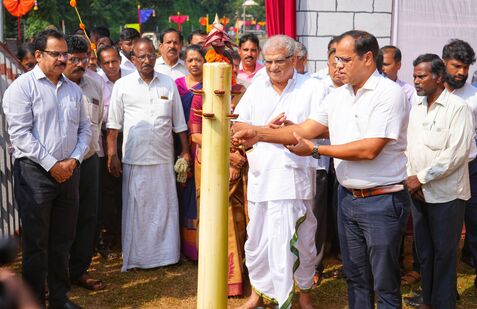 ಧರ್ಮಸ್ಥಳ ಲಕ್ಷದೀಪೋತ್ಸವ ಸಂದರ್ಭದಲ್ಲಿ ಆಯೋಜಿಸಿದ ರಾಜ್ಯಮಟ್ಟದ ವಸ್ತುಪ್ರದರ್ಶನವನ್ನು ಪುತ್ತೂರು ಉಪವಿಭಾಗದ ಸಹಾಯಕ ಆಯುಕ್ತ ಗಿರೀಶನಂದನ್ ಎಮ್. ಶುಕ್ರವಾರ ಉದ್ಘಾಟಿಸಿದರು. ಡಾ.ವೀರೇಂದ್ರ ಹೆಗ್ಗಡೆ ಮತ್ತಿತರರು ಹಾಜರಿದ್ದರು. ಧರ್ಮಸ್ಥಳ ಲಕ್ಷದೀಪೋತ್ಸವ ಸಂದರ್ಭದಲ್ಲಿ ಆಯೋಜಿಸಿದ ರಾಜ್ಯಮಟ್ಟದ ವಸ್ತುಪ್ರದರ್ಶನವನ್ನು ಪುತ್ತೂರು ಉಪವಿಭಾಗದ ಸಹಾಯಕ ಆಯುಕ್ತ ಗಿರೀಶನಂದನ್ ಎಮ್. ಶುಕ್ರವಾರ ಉದ್ಘಾಟಿಸಿದರು. ಡಾ.ವೀರೇಂದ್ರ ಹೆಗ್ಗಡೆ ಮತ್ತಿತರರು ಹಾಜರಿದ್ದರು.