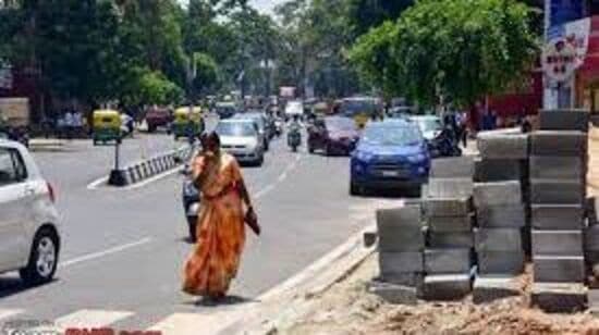 ಬೆಂಗಳೂರು ಫುಟ್‌ಪಾತ್‌ಗಳು ಸುರಕ್ಷಿತವಾಗಿಲ್ಲ ಎನ್ನುವುದನ್ನು ವರದಿಯೊಂದು ಹೇಳಿದೆ.