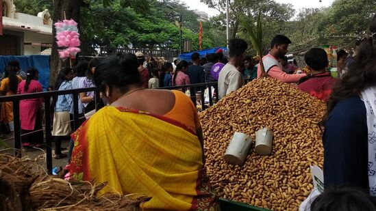 ತಾಜಾ ತಾಜಾ ಕಡಲೆ ಕಾಯಿ ಸವಿಯಬೇಕಾದರೆ ನೀವು ಕೂಡ ನಾಳೆಯಿಂದ 4 ದಿನಗಳ ಕಾಲ ನಡೆಯುವ ಬಸವನಗುಡಿ ಕಡ್ಲೆ ಕಾಯಿ ಪರಿಷೆಗೆ ಭೇಟಿ ನೀಡಿ. ಈ ಬಾರಿ ಪರಿಷೆಗೆ ಬನ್ನಿ ಕೈ ಚೀಲ ತನ್ನಿ ಎಂಬ ಅಭಿಯಾನದೊಂದಿಗೆ ಜಾತ್ರೆಯನ್ನು ನಡೆಸಲಾಗುತ್ತಿದೆ. ಪ್ಲಾಸ್ಟಿಕ್ ಮುಕ್ತ ಪರಿಷೆ ಇದರ ಉದ್ದೇಶವಾಗಿದೆ.