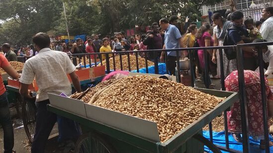 ರೈತರೇ ನೇರವಾಗಿ ಕಡ್ಲೆ ಕಾಯಿಯನ್ನು ಇಲ್ಲಿಗೆ ತಂದು ಮಾರಾಟ ಮಾಡುತ್ತಾರೆ. ಮಧ್ಯವರ್ತಿಗಳ ಹಾವಳಿ ಇರುವುದಿಲ್ಲ. ಹೀಗಾಗಿ ಕಡಿಮೆ ಬೆಲೆಗೆ ತಾಜಾ ತಾಜಾ ಕಡ್ಲೆ ಕಾಯಿ ಖರೀದಿಸಬಹುದು.