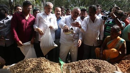 ಸಚಿವ ರಾಮಲಿಂಗಾ ರೆಡ್ಡಿ ಅವರು ಪರಿಶೀನಲೆ ವೇಳೆ ಸೇರಿನಲ್ಲಿ ಕಡಲೆಕಾಯಿಯನ್ನು ಅಳತೆ ಮಾಡಿ ನೋಡಿದರು. ಕಾಂಗ್ರೆಸ್ ಪಕ್ಷದ ಮುಖಂಡರು ಸಚಿವರಿಗೆ ಸಾಥ್ ನೀಡಿದರು. ಇಂದಿನಿಂದ (ಡಿಸೆಂಬರ್ 11, ಸೋಮವಾರ) ನಾಲ್ಕು ದಿನಗಳ ವರೆಗೆ ಬೆಂಗಳೂರಿನ ಬಸವನಗುಡಿಯಲ್ಲಿ ಐತಿಹಾಸಿಕ ಕಡಲೆಕಾಯಿ ಪರಿಷೆ ನಡೆಯಲಿದೆ.