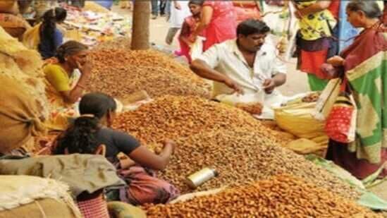 ಬೆಂಗಳೂರಿನ ಬಸವನಗುಡಿಯ ಕಡಲೆಕಾಯಿ ಪರಿಷೆಗೆ ಅದ್ಧೂರಿ ಚಾಲನೆ ದೊರೆತಿದ್ದು, ಮೂರು ದಿನಗಳ ಕಾಲ ನಡೆಯಲಿದೆ.