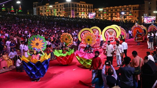 ರಥೋತ್ಸವದಲ್ಲಿ ವಿವಿಧ ವೇಷಧಾರಿಗಳು ಕೂಡ ಆಕರ್ಷಣೆಯ ಭಾಗವಾಗಿದ್ದರು.