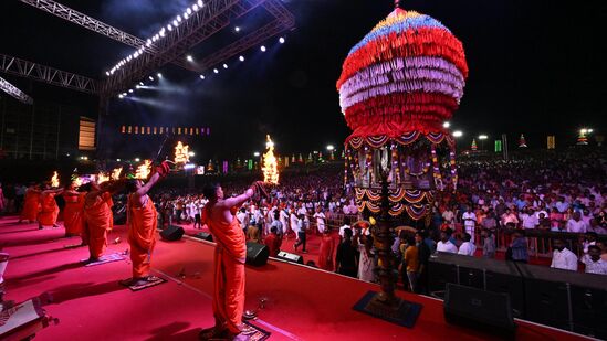 ಗಂಗಾರತಿಯನ್ನು ನೆನಪಿಸಿದ ರಥೋತ್ಸವ- ಆರತಿಯ ದೃಶ್ಯ. ವಿರಾಸತ್‌ನ ವಿಶೇಷವಾಗಿ ಸಾಂಸ್ಕೃತಿಕ ರಥವು ವೇದಘೋಷಗಳ ನಿನಾದ, ಭಜನೆಗಳು, &nbsp;ಪಲ್ಲಕ್ಕಿಗಳು, ಪ್ರೇಕ್ಷಕರ ಜಯ ಘೋಷ ಹಾಗೂ ಮಂಗಳವಾದ್ಯಗಳೊಂದಿಗೆ ನಡೆಯಿತು.ಲೋಕ ಮಾರ್ಗದರ್ಶಕರಾದ ರಾಮ-ಕೃಷ್ಣರ ಮೂರ್ತಿ ಪ್ರತಿಷ್ಠಾಪಿಸಿದ ಸಾಂಸ್ಕೃತಿಕ ರಥವನ್ನು ಮುಖ್ಯ ವೇದಿಕೆಯ ಮುಂಭಾಗದಲ್ಲಿ&nbsp; ಬಲದಿಂದ ಎಡಕ್ಕೆ&nbsp; ಎಳೆಯಲಾಯಿತು. 15 ಅರ್ಚಕರು ಮಂತ್ರ ಘೋಷ ಮಾಡಿದರು. ಕೊಂಬು, ಕಹಳೆ ನಾದ ಮೊಳಗಿದವು. ಛತ್ರಿ, ಚಾಮರಗಳೊಂದಿಗೆ ದೊಂದಿಗಳು ಬೆಳಗಿದವು. ಮಂಗಳ ವಾದ್ಯ ನಿನಾದ ಮೂಡಿಸಿತು.ಹರಿದ್ವಾರದಿಂದ ಬಂದ ವಿಪುಲ್ ಶರ್ಮಾ ನೇತೃತ್ವದ ಗಂಗಾರತಿ&nbsp; ತಂಡವು ಮಂತ್ರ ಘೋ?ಗಳೊಂದಿಗೆ ಆರತಿ ಬೆಳಗಿದಾಗ ಶ್ರದ್ಧೆ ಭಕ್ತಿಯ ಪ್ರಜ್ವಲನವಾಯಿತು.