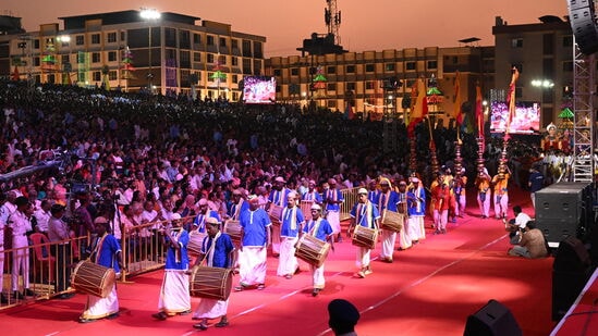 ನಂದಿ ಧ್ವಜ, ವೀರಗಾಸೆ ಸೇರಿ ಹಲವು ಕಲಾವಿದರ ತಂಡಗಳು ವಿರಾಸತ್‌ ಉದ್ಘಾಟನಾ ಮೆರವಣಿಗೆಯಲ್ಲಿ ಭಾಗವಹಿಸಿದವು.