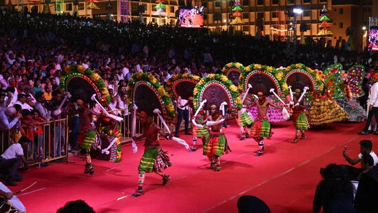 ಕಲಾವಿದರು ಸಾಗಿ ಬಂದ ಒಂದು ನೋಟ.&nbsp;