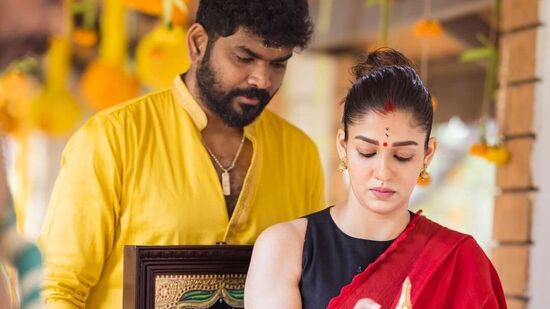 ಹಳದಿ ಬಣ್ಣದ ಅಂಗಿ, ಕೆಂಪು ವರ್ಣದ ಸೀರೆಯಲ್ಲಿ ಈ ಜೋಡಿ ಕಂಗೊಳಿಸಿದೆ.&nbsp;