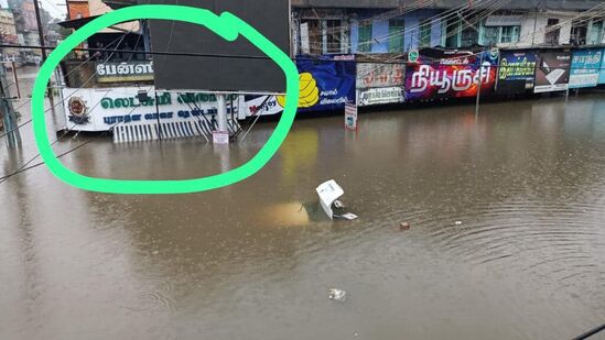 ತಮಿಳುನಾಡಿನ ತಿರುಲೆನ್ವೇಲಿ ನಗರದ ರೈಲ್ವೆ ನಿಲ್ದಾಣ ಎದುರಿನ ರಸ್ತೆಯಿದು. ಭಾರೀ ಮಳೆಯಿಂದ ಹಲವಾರು ಮಳಿಗೆಗಳು ಮುಳುಗಿ ಹೋಗಿವೆ,&nbsp;