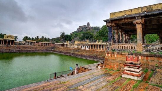 ಚೆಲುವರಾಯಸ್ವಾಮಿ ದೇವಸ್ಥಾನ ಮೇಲುಕೋಟೆ: ಮೈಸೂರಿನ ಮೇಲುಕೋಟೆಯಲ್ಲಿರುವ ಚೆಲುವರಾಯಸ್ವಾಮಿ ದೇವಾಲಯ ಕರ್ನಾಟಕ ಪ್ರಸಿದ್ಧ ವಿಷ್ಣು ದೇವಾಲಯಗಳಲ್ಲಿ ಒಂದು. ಮೈಸೂರು ಪಟ್ಟಣದಿಂದ 50 ಕಿಲೋಮೀಟರ್‌ ದೂರದಲ್ಲಿದೆ ಈ ದೇವಾಲಯ. ಸಣ್ಣ ಕಲ್ಲಿನ ಬೆಟ್ಟದ ಮೇಲೆ ಈ ದೇವಾಲಯವನ್ನು ನಿರ್ಮಿಸಲಾಗಿದೆ. ಧಾರ್ಮಿಕ ಪ್ರಾಮುಖ್ಯತೆ ಮಾತ್ರವಲ್ಲದೆ, ಅದ್ಭುತ ವಾಸ್ತುಶಿಲ್ಪದ ಕಾರಣದಿಂದಲೂ ಈ ದೇವಾಲಯ ಹೆಸರು ಗಳಿಸಿದೆ. 16 ರಿಂದ 17ನೇ ಶತಮಾನದ ಅವಧಿಯಲ್ಲಿ ಈ ದೇವಾಲಯವನ್ನು ನಿರ್ಮಿಸಲಾಗಿದೆ ಎಂದು ಹೇಳಲಾಗುತ್ತದೆ.&nbsp;