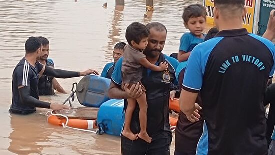 ದಕ್ಷಿಣ ತಮಿಳುನಾಡಿನ ಹಲವು ಭಾಗಗಳಲ್ಲಿ ಮಳೆಯಿಂದ ತೊಂದರೆಗೆ ಸಿಲಕಿದ ಮಕ್ಕಳನ್ನು ಕೆಲವು ಸ್ವಯಂ ಸೇವಾ ಸಂಘಟನೆಗಳ ಪ್ರಮುಖರು ರಕ್ಷಿಸಿದರು.