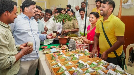 ಮೈಸೂರಿನಲ್ಲಿ ಸಿರಿಧಾನ್ಯ ಮೇಳಕ್ಕೆ ಚಾಲನೆ ನೀಡಿದ ಸಚಿವ ಡಾ.ಮಹದೇವಪ್ಪ ಸಿರಿಧಾನ್ಯ ಬೆಳೆಗಳ ಕುರಿತು ಮಾಹಿತಿ ಪಡೆದುಕೊಂಡರು.