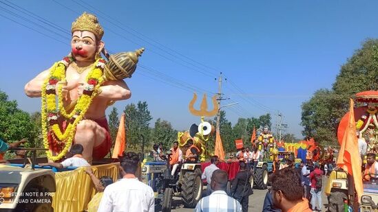 ಹುಣಸೂರಿನಲ್ಲಿ ಮಂಗಳವಾರ ನಡೆದ ಹನುಮಜಯಂತಿ ಕಾರ್ಯಕ್ರಮ ಬೃಹತ್‌ ಹನುಮ ಮೂರ್ತಿ, ವಿವಿಧ ಕಲಾ ತಂಡಗಳು, ಡಮರುಗದೊಂದಿಗೆ ತ್ರಿಶೂಲ ಸಹಿತ ನಾನಾ ಕಲಾ ಪ್ರಕಾರಗಳಿಂದ ಗಮನ ಸೆಳೆಯಿತು.