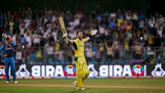 ಗ್ಲೆನ್ ಮ್ಯಾಕ್ಸ್ವೆಲ್: ಏಕದಿನ ವಿಶ್ವಕಪ್ನಲ್ಲಿ ಆಸ್ಟ್ರೇಲಿಯಾ ಆಲ್ರೌಂಡರ್ ಗ್ಲೆನ್ ಮ್ಯಾಕ್ಸ್ವೆಲ್ ಅಬ್ಬರ ಯಾರಿಗೆ ತಾನೆ ನೆನಪಿಲ್ಲ. ಸೋಲುವ ಹಂತದಲ್ಲಿದ್ದ ಪಂದ್ಯವನ್ನು ಗೆಲ್ಲಿಸಿ ಅವರು ಪವಾಡ ಸೃಷ್ಟಿಸಿದರು. ಅಫ್ಘಾನಿಸ್ತಾನ ವಿರುದ್ಧ ರನ್ ಚೇಸ್ ವೇಳೆ 201 ರನ್ ಗಳಿಸಿ ತಂಡದ ಗೆಲುವಿಗೆ ಕಾರಣರಾದರು. ಗ್ಲೆನ್ ಮ್ಯಾಕ್ಸ್ವೆಲ್: ಏಕದಿನ ವಿಶ್ವಕಪ್ನಲ್ಲಿ ಆಸ್ಟ್ರೇಲಿಯಾ ಆಲ್ರೌಂಡರ್ ಗ್ಲೆನ್ ಮ್ಯಾಕ್ಸ್ವೆಲ್ ಅಬ್ಬರ ಯಾರಿಗೆ ತಾನೆ ನೆನಪಿಲ್ಲ. ಸೋಲುವ ಹಂತದಲ್ಲಿದ್ದ ಪಂದ್ಯವನ್ನು ಗೆಲ್ಲಿಸಿ ಅವರು ಪವಾಡ ಸೃಷ್ಟಿಸಿದರು. ಅಫ್ಘಾನಿಸ್ತಾನ ವಿರುದ್ಧ ರನ್ ಚೇಸ್ ವೇಳೆ 201 ರನ್ ಗಳಿಸಿ ತಂಡದ ಗೆಲುವಿಗೆ ಕಾರಣರಾದರು.