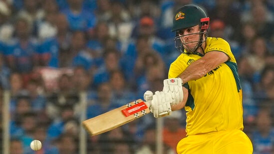 ಮಿಚೆಲ್ ಮಾರ್ಷ್: ಆಸ್ಟ್ರೇಲಿಯಾದ ಆಲ್ರೌಂಡರ್ ಮಿಚೆಲ್ ಮಾರ್ಷ್ ಕೂಡ ತಮ್ಮ ಸ್ಫೋಟಕ ಬ್ಯಾಟಿಂಗ್ನಿಂದ ಅಬ್ಬರಿಸಿದರು. ಏಕದಿನ ವಿಶ್ವಕಪ್ನಲ್ಲಿ ಬಾಂಗ್ಲಾದೇಶ ವಿರುದ್ಧ 177 ರನ್ ಗಳಿಸಿದ ಮಾರ್ಷ್, ತಂಡದ ಗೆಲುವಿನಲ್ಲಿ ಪ್ರಮುಖ ಪಾತ್ರ ವಹಿಸಿದರು. ಮಿಚೆಲ್ ಮಾರ್ಷ್: ಆಸ್ಟ್ರೇಲಿಯಾದ ಆಲ್ರೌಂಡರ್ ಮಿಚೆಲ್ ಮಾರ್ಷ್ ಕೂಡ ತಮ್ಮ ಸ್ಫೋಟಕ ಬ್ಯಾಟಿಂಗ್ನಿಂದ ಅಬ್ಬರಿಸಿದರು. ಏಕದಿನ ವಿಶ್ವಕಪ್ನಲ್ಲಿ ಬಾಂಗ್ಲಾದೇಶ ವಿರುದ್ಧ 177 ರನ್ ಗಳಿಸಿದ ಮಾರ್ಷ್, ತಂಡದ ಗೆಲುವಿನಲ್ಲಿ ಪ್ರಮುಖ ಪಾತ್ರ ವಹಿಸಿದರು.