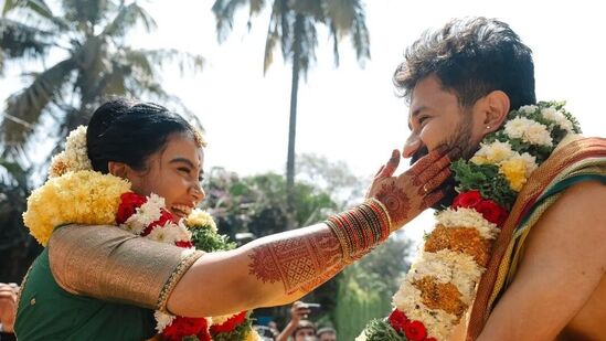 ವಾಸುಕಿ ವೈಭವ್‌ ಬೃಂದಾ ವಿಕ್ರಮ್‌: ಕಳೆದ ತಿಂಗಳು ಸ್ಯಾಂಡಲ್‌ವುಡ್‌ ಗಾಯಕ &nbsp;ವಾಸುಕಿ ವೈಭವ್‌ ಮತ್ತು ಬೃಂದಾ ವಿಕ್ರಮ್‌ ವಿವಾಹ ನಡೆದಿದೆ. ಇವರಿಬ್ಬರು ಹಲವು ವರ್ಷಗಳಿಂದ ಪ್ರೀತಿಸುತ್ತಿದ್ದರು.&nbsp;&nbsp;